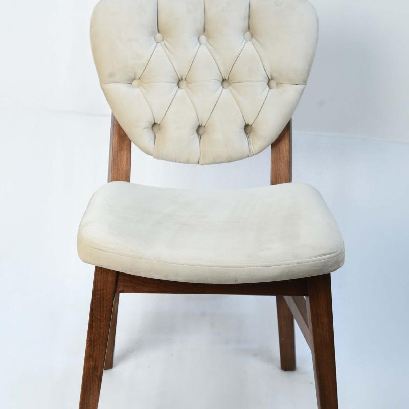 Classic design dining chair with capitone upholstery